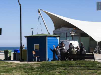 Sono divisi in due gruppi, dislocati in due punti del litorale differenti. Incontriamo il primo a pochi passi dall'ingresso principale della spiaggia, sistemata accanto alla cabina azzurra usata come deposito di attrezzi per pulire la riva